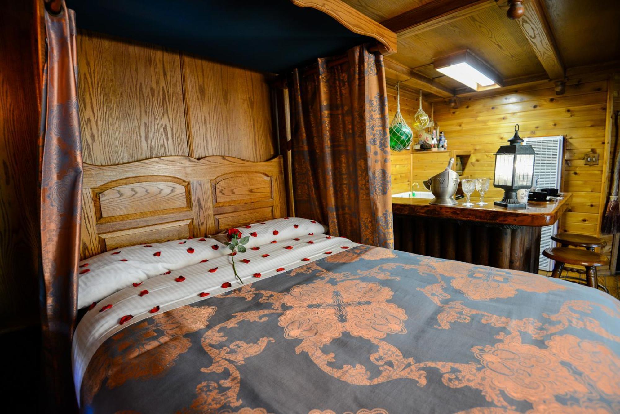 Castle Wood Theme Cottages- Couples Only Big Bear Lake Exterior photo