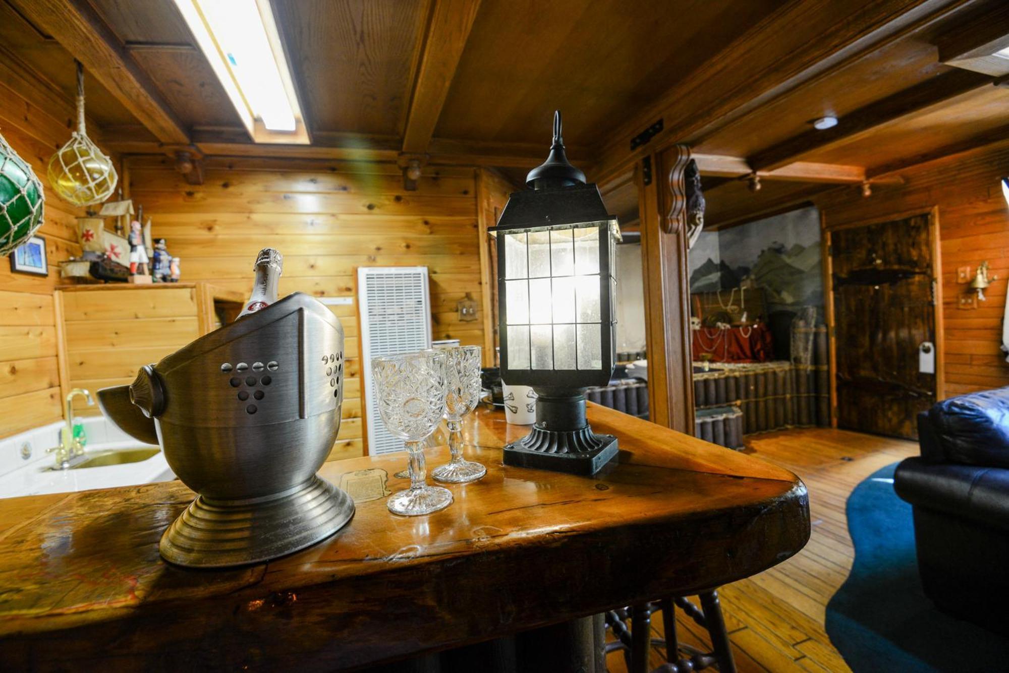 Castle Wood Theme Cottages- Couples Only Big Bear Lake Exterior photo