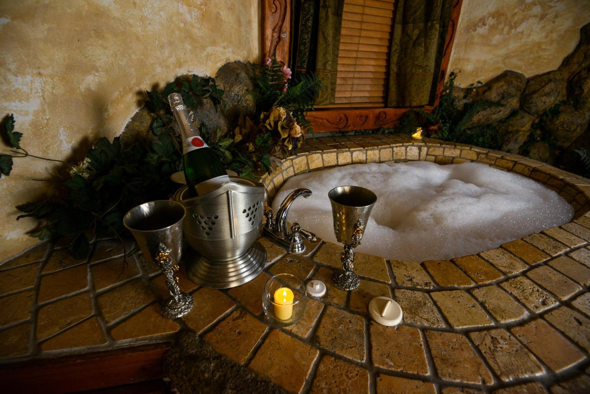 Castle Wood Theme Cottages- Couples Only Big Bear Lake Exterior photo